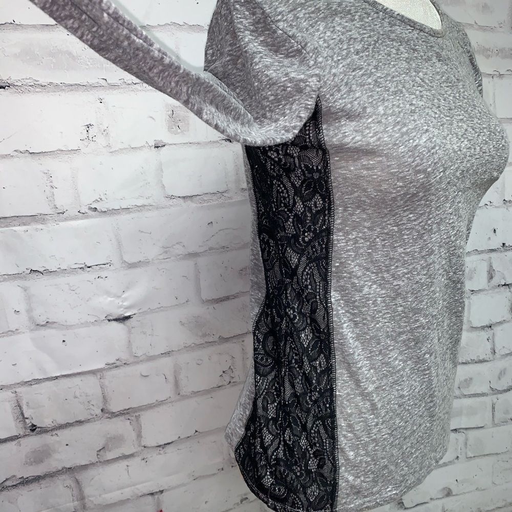 5/$35 💥 Women’s Gap Long Sleeve T-Shirt - Picture 1 of 7